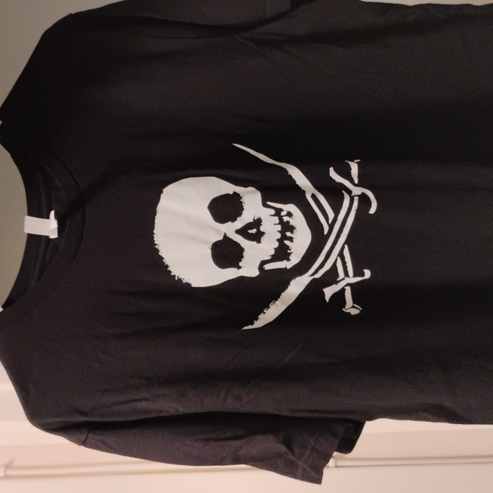 Black T-shirt with skull and swords new  2XL  size